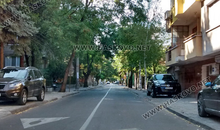 Паркиране по хасковски: джипове заемат тротоарите