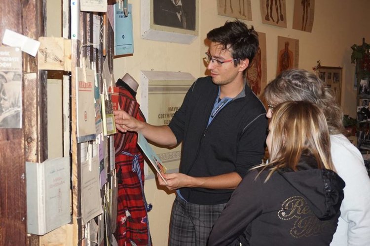 Арт Резиденция Татарево подари на селото сбирка от читалищни "съкровища"