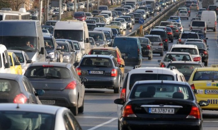 Засилен трафик и днес, полицаи на пътя