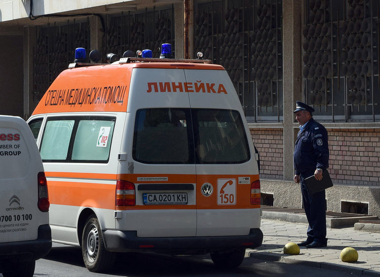 Старица припадна до пощата по обед,линейка спешно я откарва в болницата