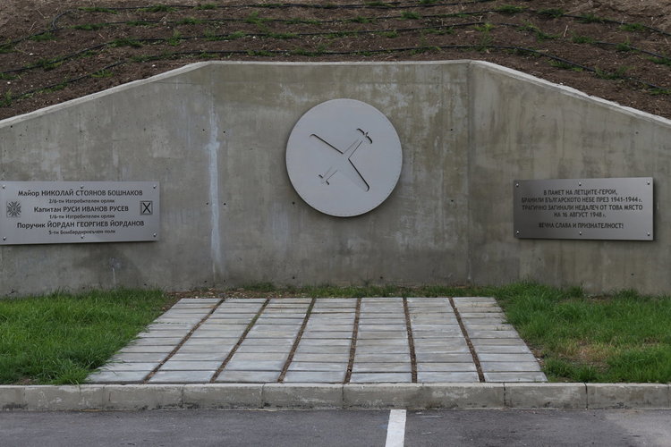 Откриват мемориал на летци-герои, бранили родината от бомбардировки