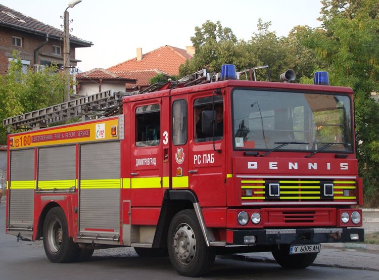 Изгоря "Мерцедес" в село Ябълково, изясняват причините