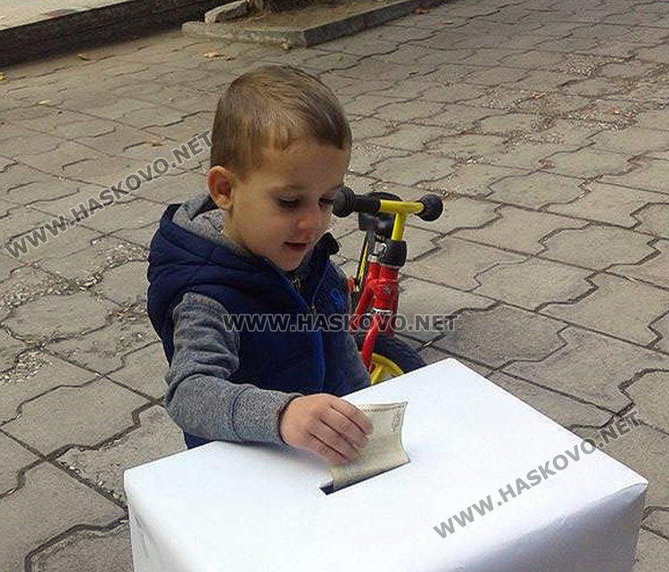 Зам.-шефка на ОбС събира в парка дарения за болно момиче