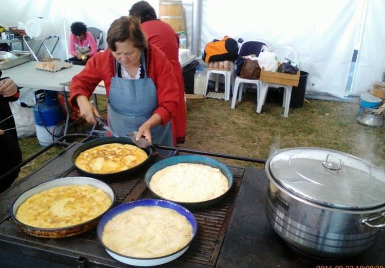 13 хиляди знамена, части от големия Роженски трибагреник, бяха раздадени в Дните на българския фолклор в София