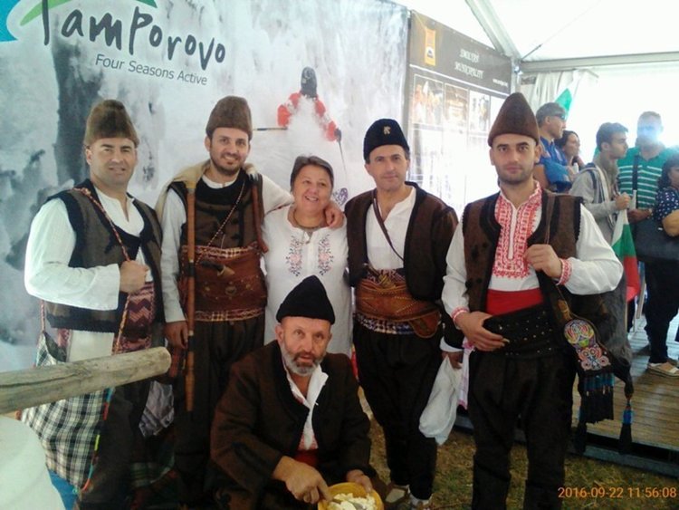 13 хиляди знамена, части от големия Роженски трибагреник, бяха раздадени в Дните на българския фолклор в София