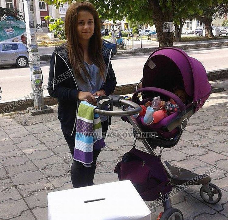 Зам.-шефка на ОбС събира в парка дарения за болно момиче