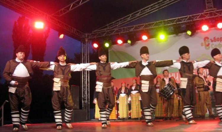 13 хиляди знамена, части от големия Роженски трибагреник, бяха раздадени в Дните на българския фолклор в София