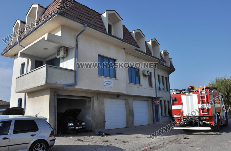 Починаха автомонтьорите, обгорели при експлозията в кола