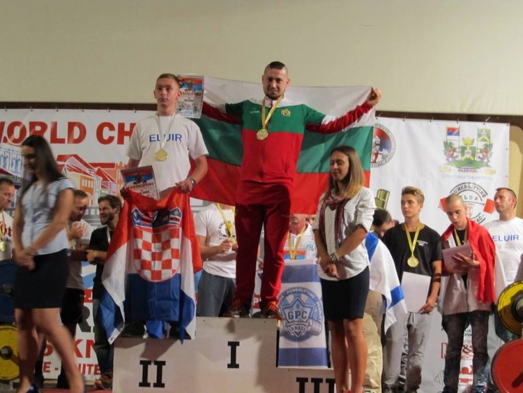 Иван Иванов на почетната стълбичка на Световното първенство в Сърбия