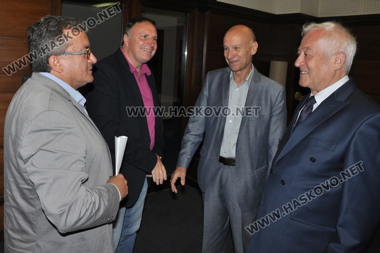 От ляво на дясно: Кметът на Първомай Ангел Папазов, бизнесменът Васил Шапатов, кметът на Хасково Добри Беливанов и предс. на ХТПП Янчо Янев