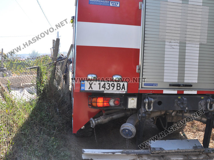 Пламна вилната зона в Орфей, пожарната едва се добра до огъня