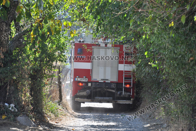 Пламна вилната зона в Орфей, пожарната едва се добра до огъня