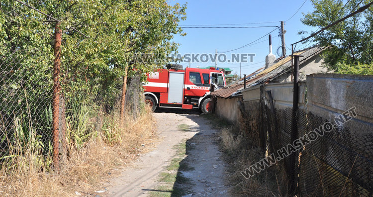 Пламна вилната зона в Орфей, пожарната едва се добра до огъня