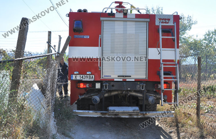 Пламна вилната зона в Орфей, пожарната едва се добра до огъня