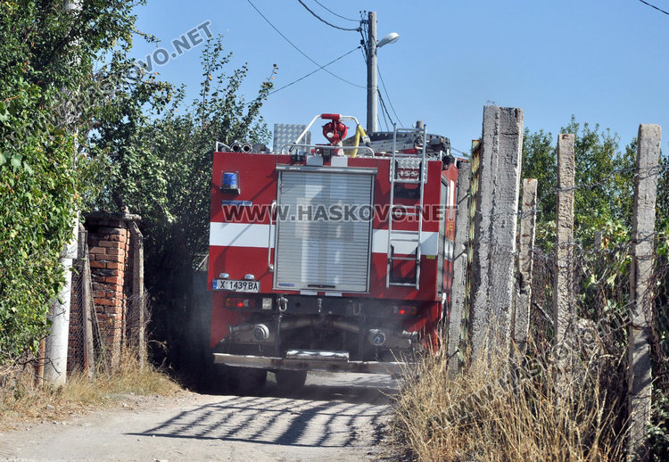 Пламна вилната зона в Орфей, пожарната едва се добра до огъня