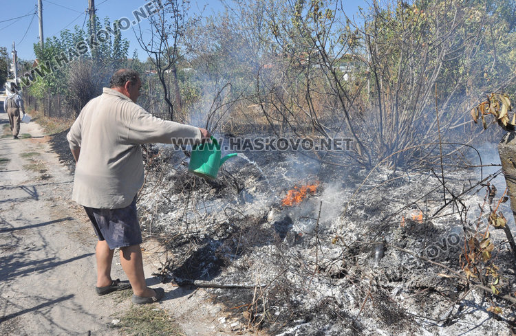 Пламна вилната зона в Орфей, пожарната едва се добра до огъня