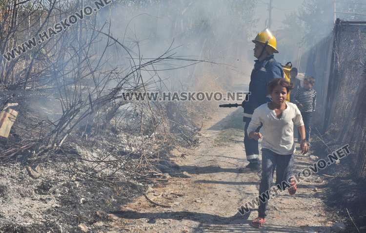Пламна вилната зона в Орфей, пожарната едва се добра до огъня