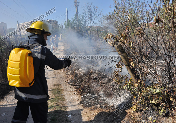 Пламна вилната зона в Орфей, пожарната едва се добра до огъня