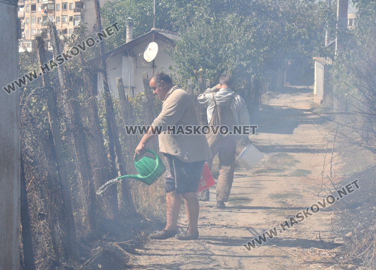 Пламна вилната зона в Орфей, пожарната едва се добра до огъня
