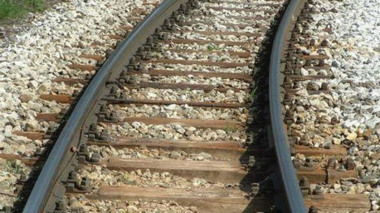 Влак блъсна човек между Владая и Драгичево