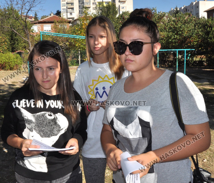 Атлети, съученици и доброволци в акция за Бехи на алеята до Езиковата