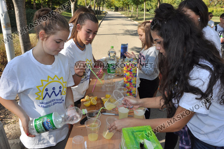 Атлети, съученици и доброволци в акция за Бехи на алеята до Езиковата