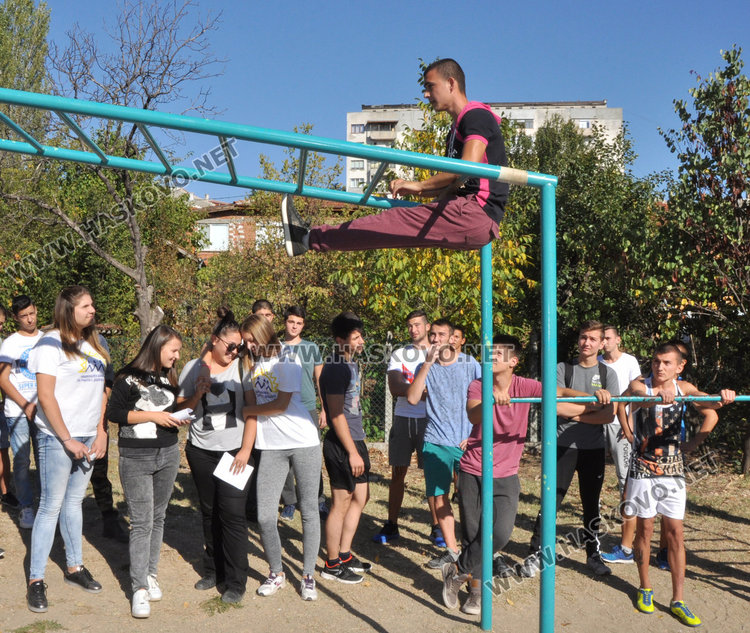 Атлети, съученици и доброволци в акция за Бехи на алеята до Езиковата