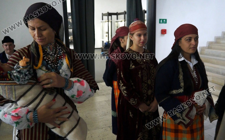 Невероятната пъстрота на родопската носия възхити публика и жури