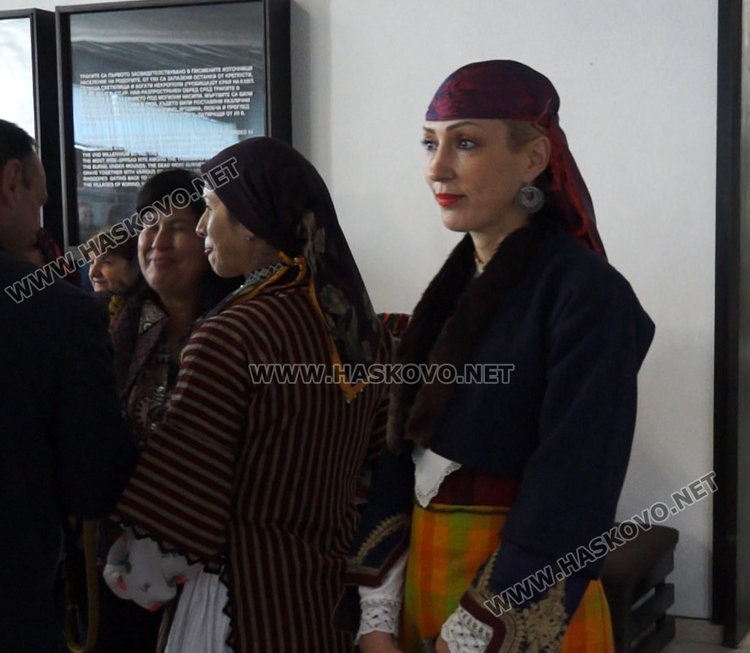 Спаска е горда с копринената невестинска носия, наследена от рода й 