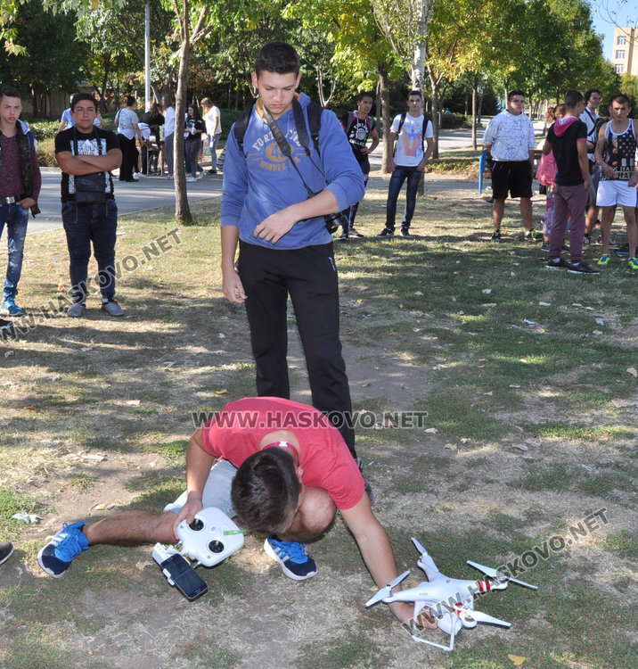 Атлети, съученици и доброволци в акция за Бехи на алеята до Езиковата