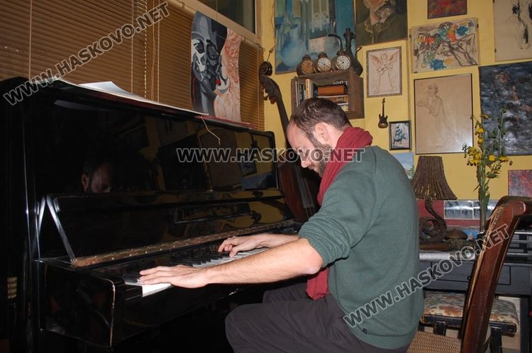 Дейвид Сикс, който ще свири в театъра на 29-ти септември, направиспонтанно бутиково изпълнение в клуб " Ралица" ден преди това 