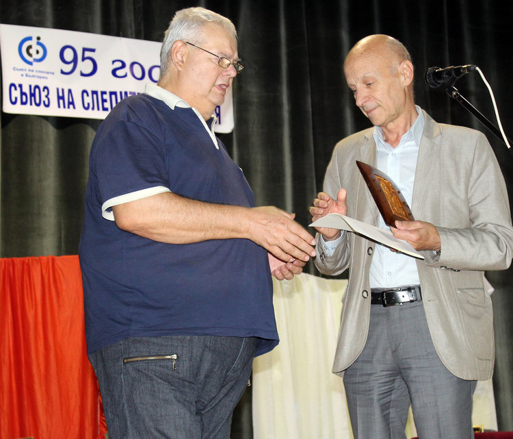 Кметът към слепите: Вие виждате със сърцата си  