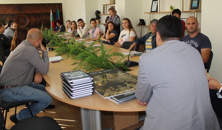 Подписаха договорите с одобрените проекти за междублоковите пространства в Димитровград