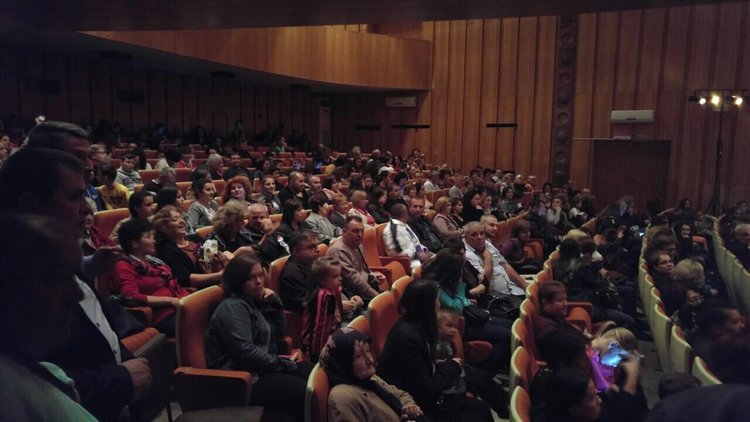 Момчилградчани аплодираха пиесата „Нашенци“, подарък от общинската ГЕРБ