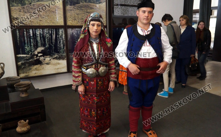 Женска носия от Доспат на 250 години и мъжки костюм от същия край събраха погледите на всички