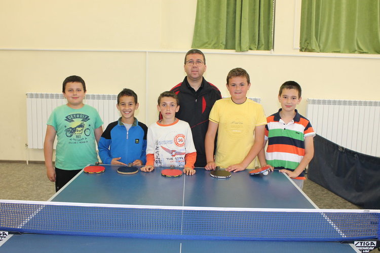 Оригинални екипи дариха на малките тенисисти в Ардино