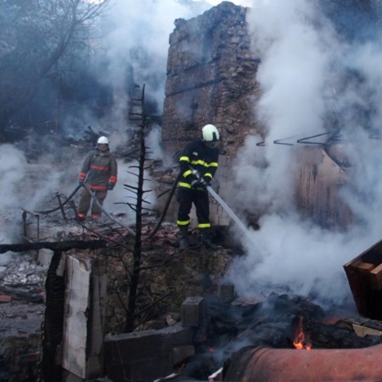 Пожар унищожи хотелски комплекс в Бачково, няма пострадали