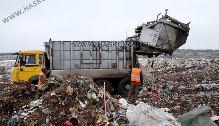 Пламна сметоизвозващ камион, газова „бомба“ паникьоса орфейци