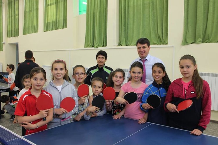 Оригинални екипи дариха на малките тенисисти в Ардино