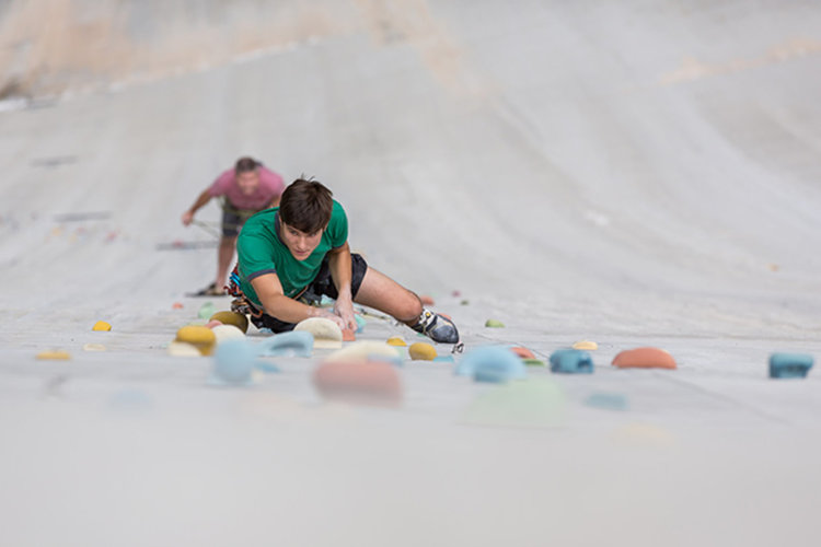 Най-високата изкуствена стена за катерене в света (видео)