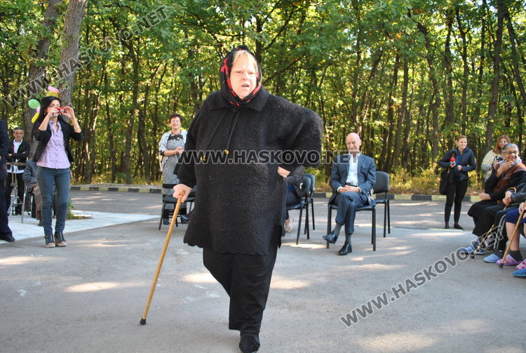 Актрисата Дора Чурова разсмя възрастните хора с Чудомир