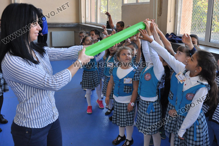 Първокласници от „Смирненски“ се клеха като мускетари