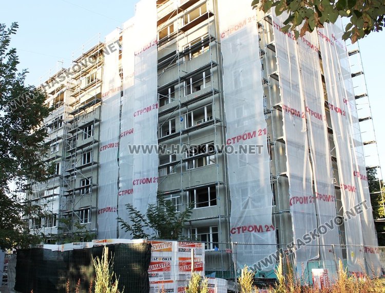 Санирането на панелни жилищни сгради в Димитровград върви нормално, увери кметът Иво Димов