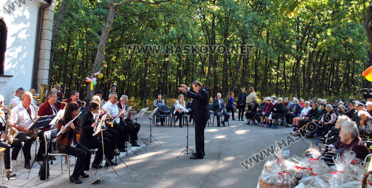 Веселят с Чудомир старците в Кенана за празника им