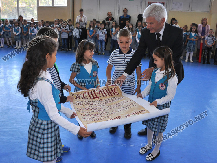 Първокласници от „Смирненски“ се клеха като мускетари