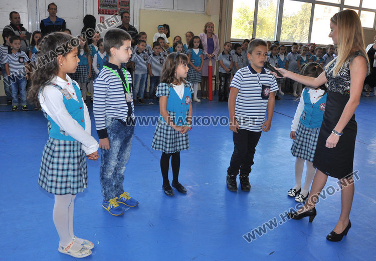 Първокласници от „Смирненски“ се клеха като мускетари