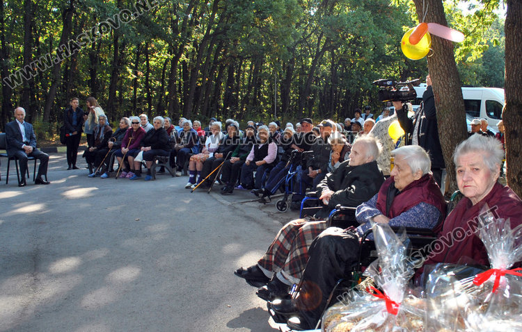 Веселят с Чудомир старците в Кенана за празника им