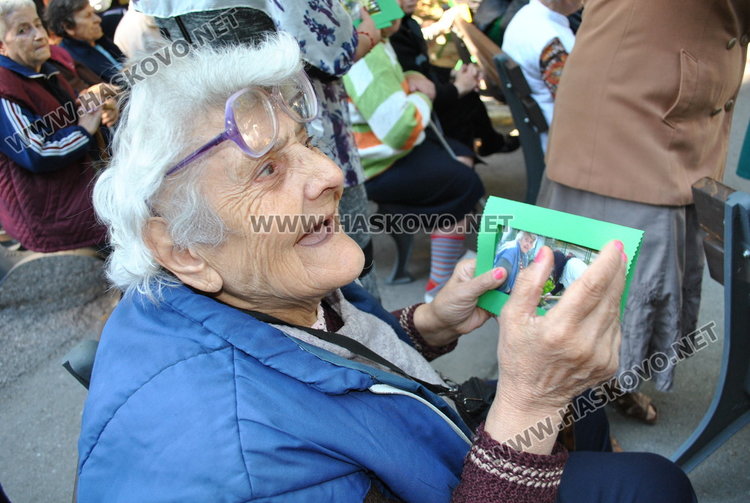Старците се радваха на снимките