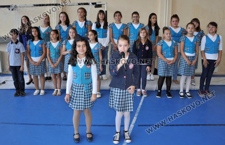 Първокласници от „Смирненски“ се клеха като мускетари