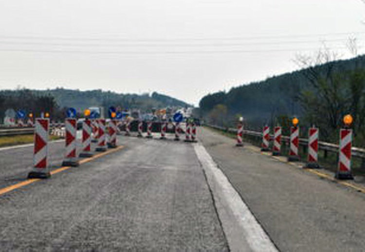 Ограничават през час движението по магистралата днес